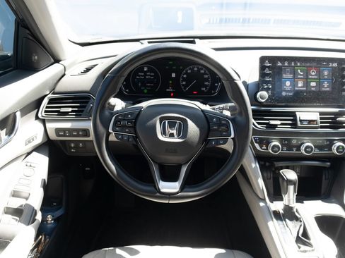 Used 2018 Honda Accord Touring image 2
