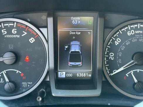 Used 2020 Toyota Tacoma TRD Off-Road w/ Technology Package AWD/4WD image 17