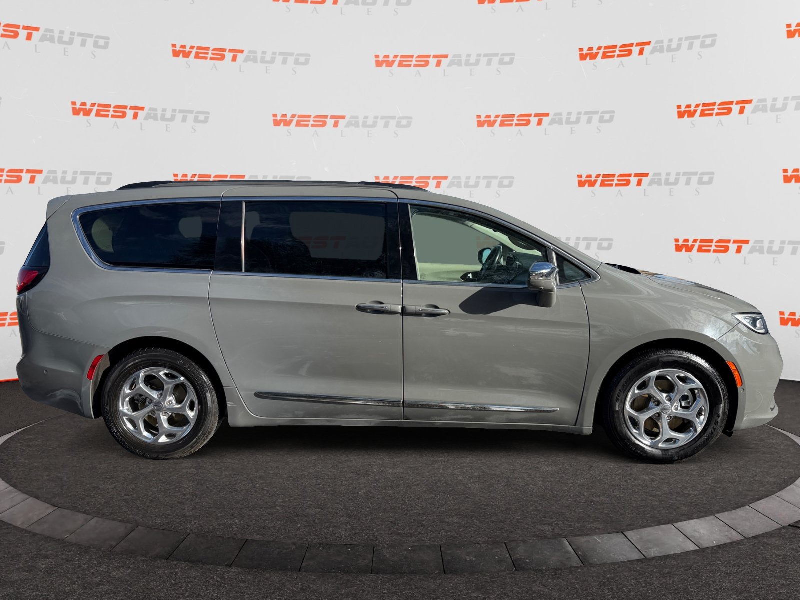 Used 2022 Chrysler Pacifica Limited FWD image 6
