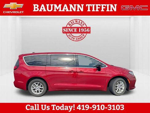 Used 2025 Chrysler Pacifica Select image 7