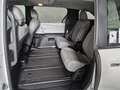 New 2026 Toyota Sienna XLE image 37
