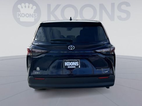 Used 2025 Toyota Sienna LE image 5
