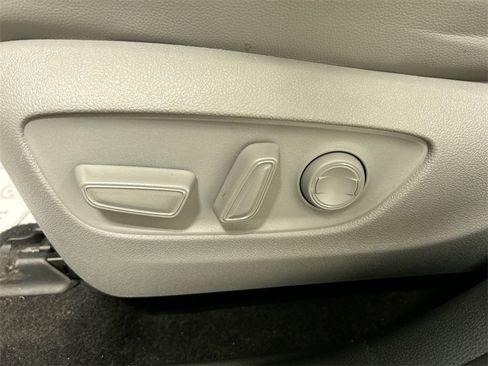 Used 2023 Toyota Highlander XLE image 10