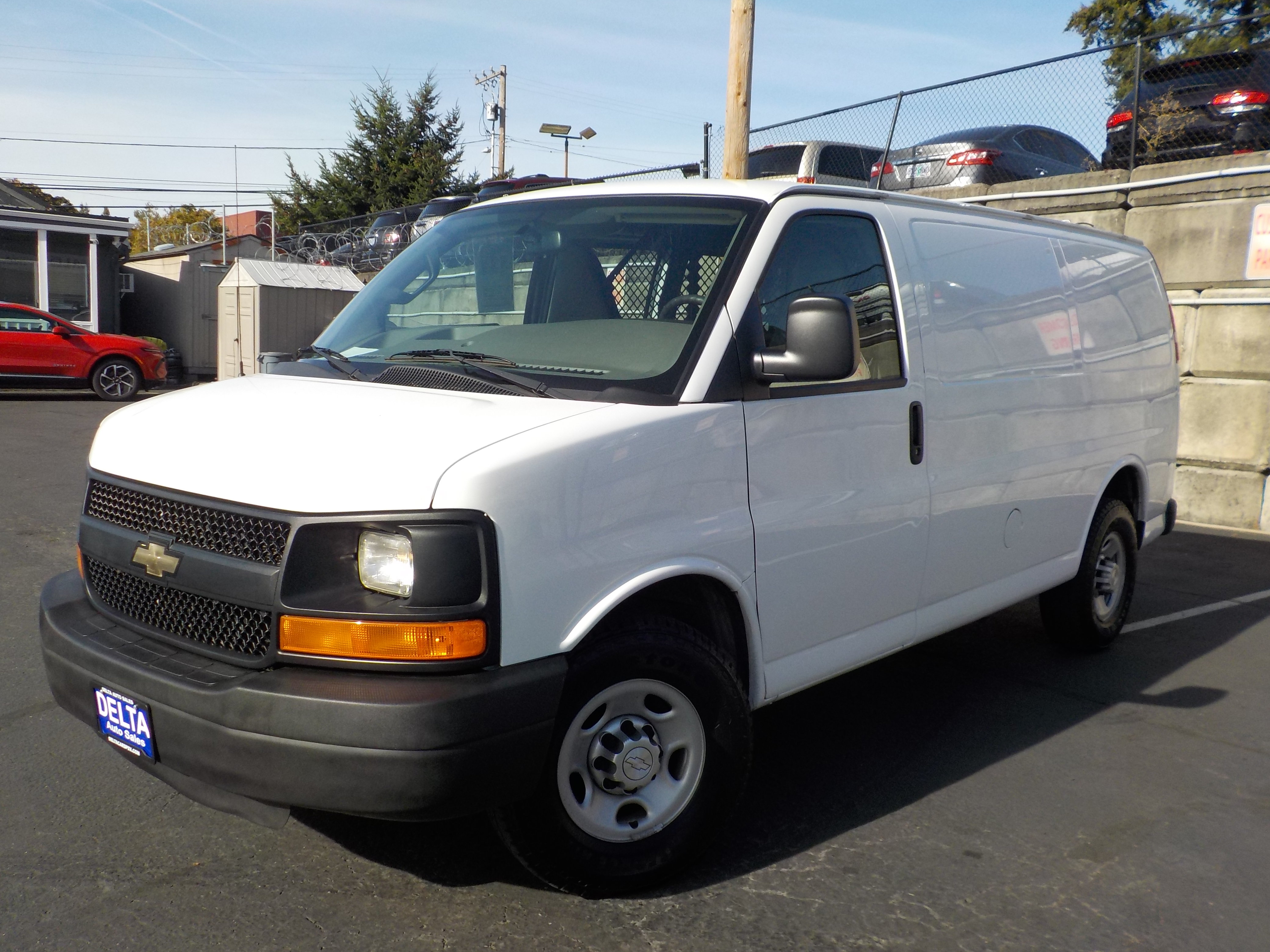 Used 2016 Chevrolet Express 2500 RWD image 2