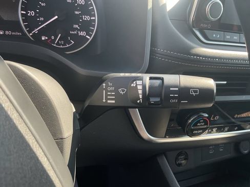 Used 2025 Nissan Rogue SV FWD image 42
