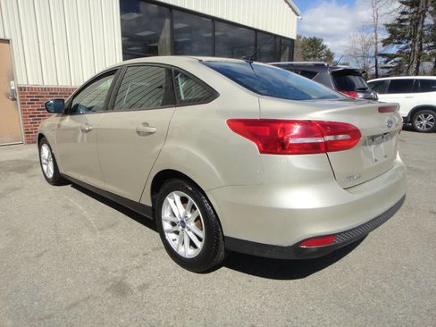 Used 2017 Ford Focus SE image 4