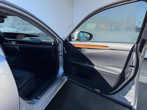 Used 2014 Lexus ES 300h w/ Premium Package w/Bamboo Trim FWD image 24