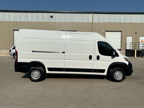 Used 2025 RAM ProMaster 2500 w/ Convenience Group FWD image 2