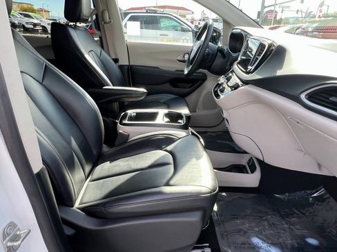Certified 2024 Chrysler Pacifica Touring-L image 15