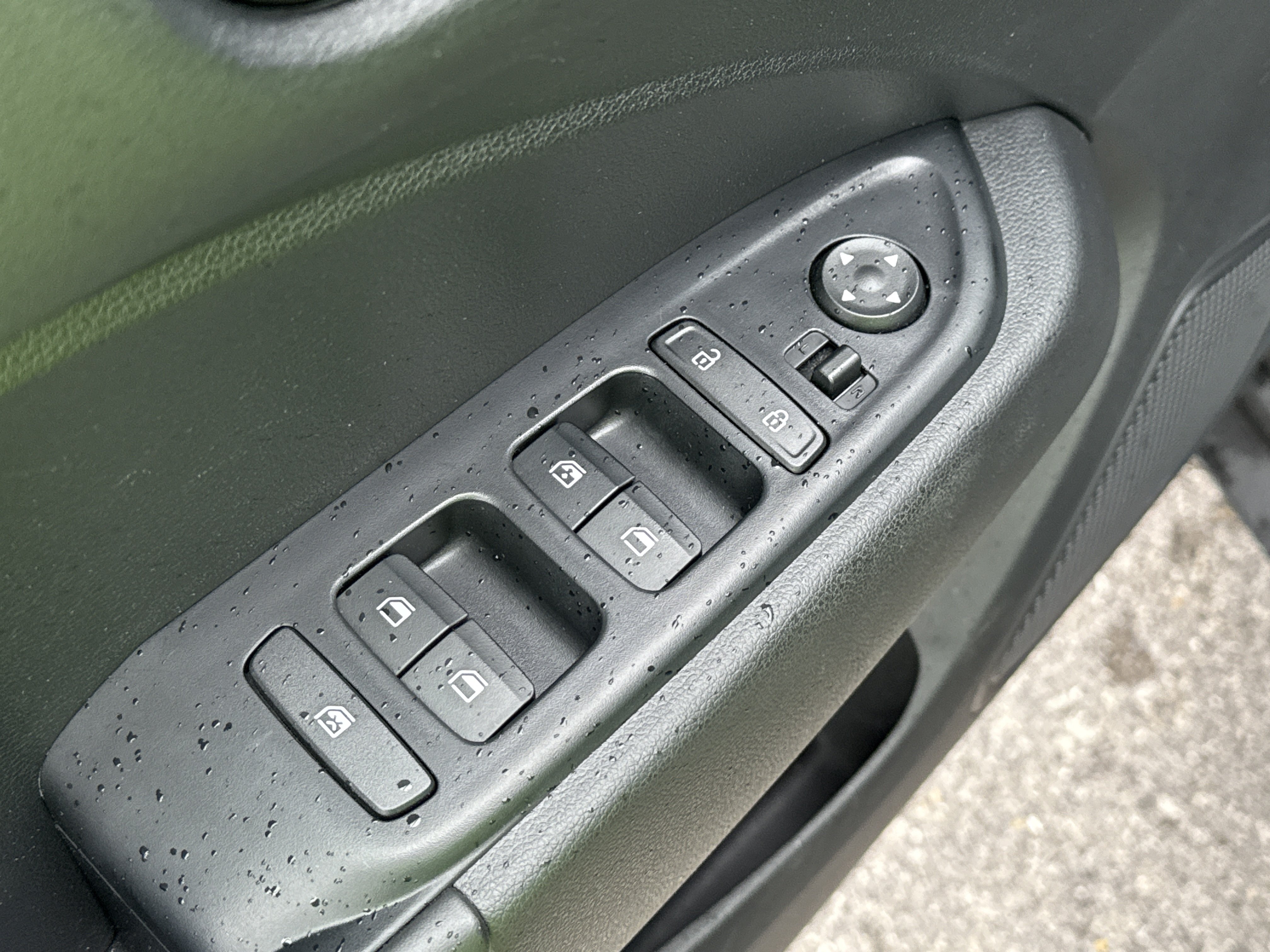 Used 2025 Hyundai Venue Limited FWD image 17
