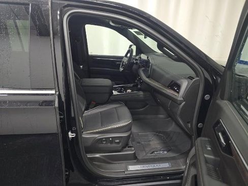 Used 2025 Chevrolet Suburban Premier image 8