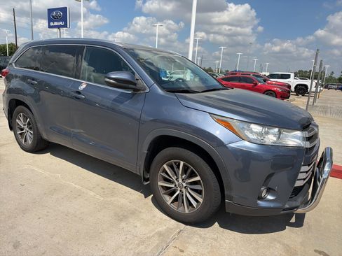 Used 2018 Toyota Highlander XLE image 2