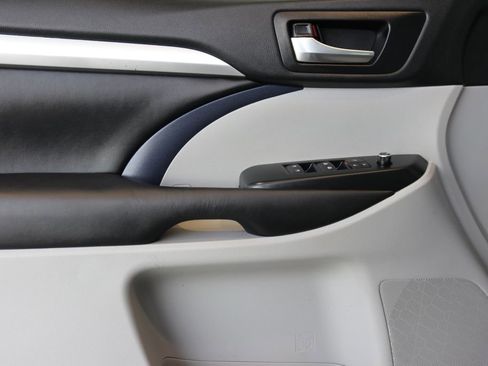 Used 2019 Toyota Highlander XLE image 13