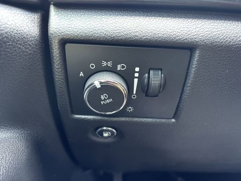 Used 2019 Jeep Grand Cherokee Altitude RWD image 26