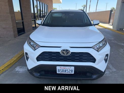 Used 2021 Toyota RAV4 XLE w/ Convenience Package FWD image 2