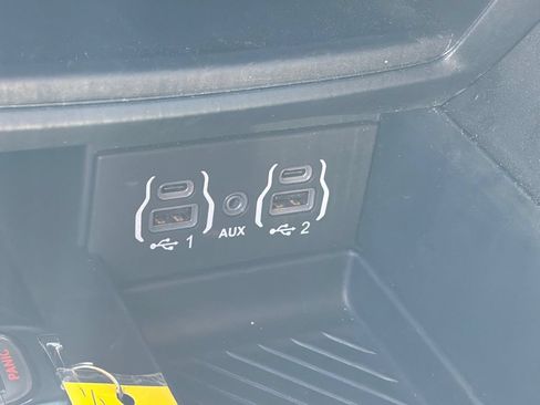 Used 2025 Chrysler Pacifica Limited FWD image 29