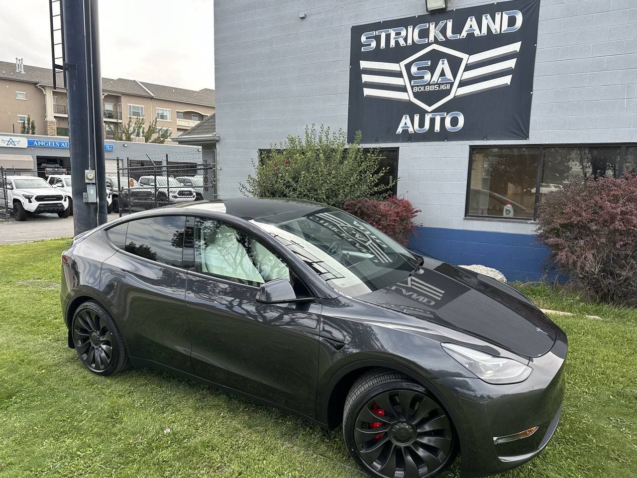 Used 2025 Tesla Model Y Performance AWD/4WD image 2