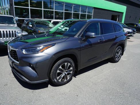 Used 2021 Toyota Highlander XLE AWD/4WD image 2
