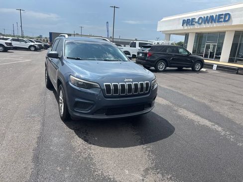 Used 2020 Jeep Cherokee Latitude FWD image 2