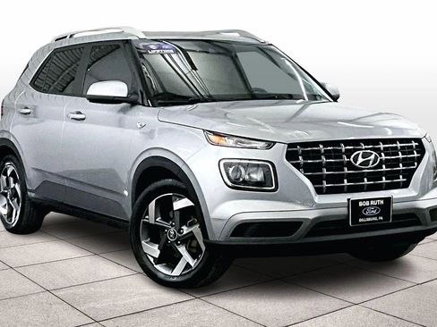 Used 2022 Hyundai Venue SEL image 2