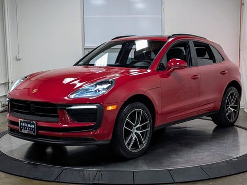 Used 2024 Porsche Macan w/ Premium Plus Package image 4