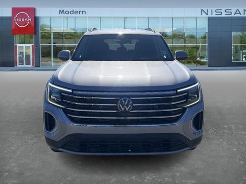 Used 2025 Volkswagen Atlas SE image 2