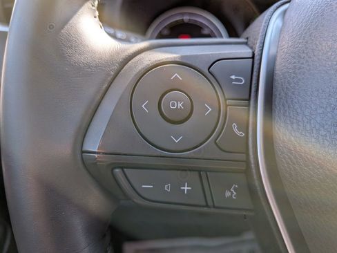 Certified 2021 Toyota Venza LE w/ Carpet Mat Package (TMS) image 13