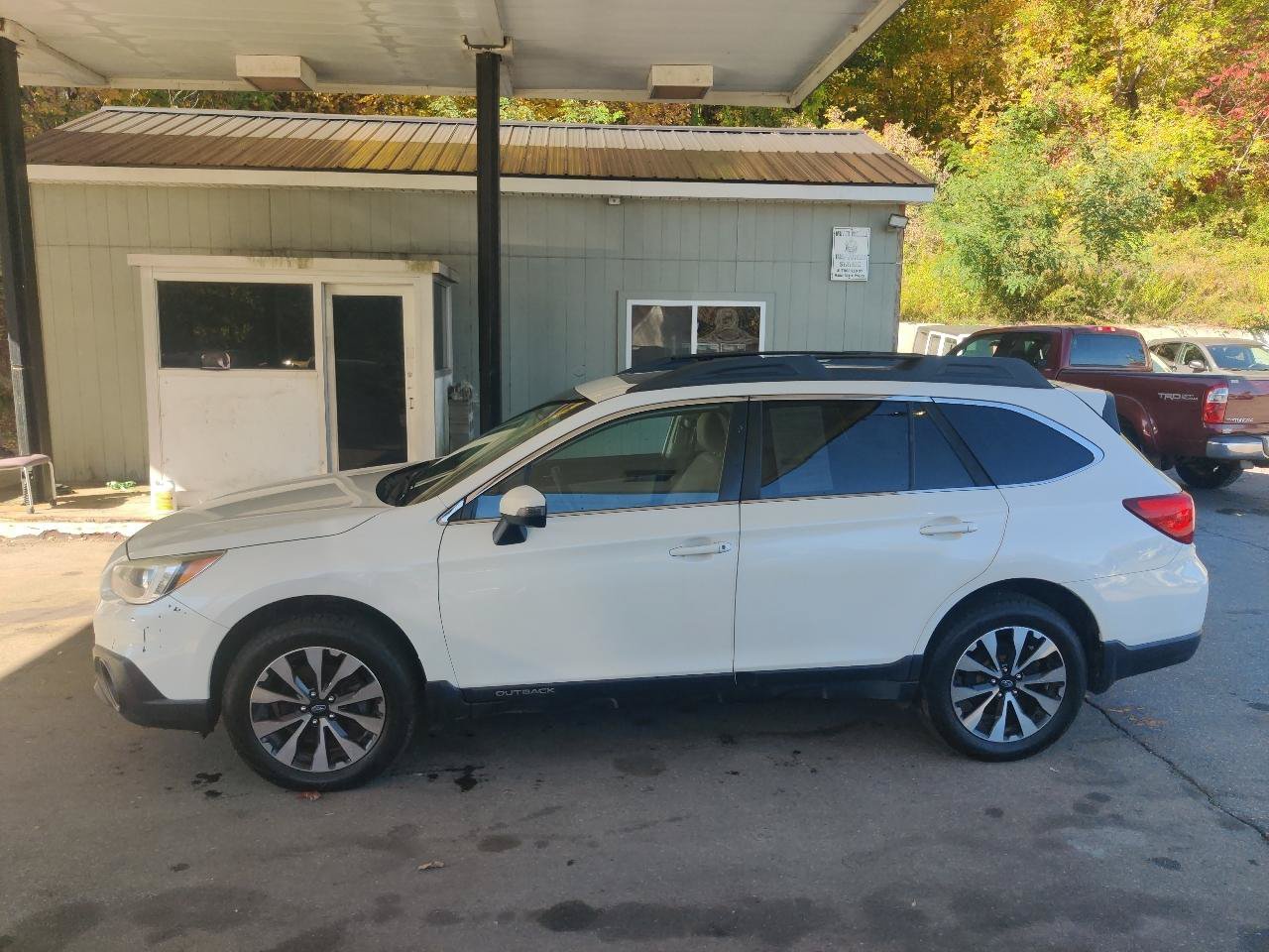 Used 2017 Subaru Outback 2.5i Limited AWD/4WD image 3