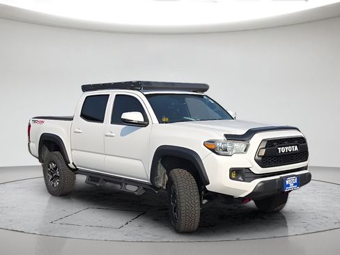 Used 2018 Toyota Tacoma TRD Off-Road AWD/4WD image 3