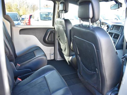 Used 2019 Dodge Grand Caravan SXT image 7