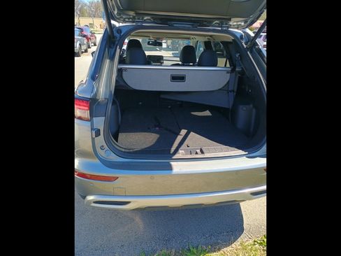 Used 2023 Mitsubishi Outlander SE image 2