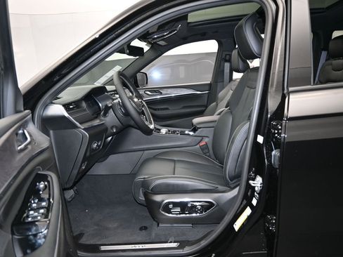 Used 2024 Jeep Grand Cherokee Overland w/ Luxury Tech Group IV image 10