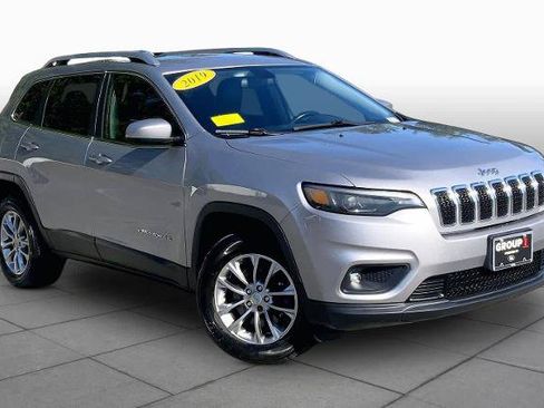Used 2019 Jeep Cherokee Latitude Plus w/ Cold Weather Group AWD/4WD image 3