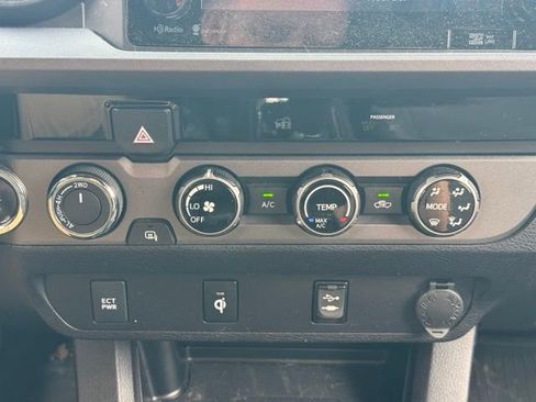Used 2016 Toyota Tacoma TRD Off-Road w/ Towing Package AWD/4WD image 18