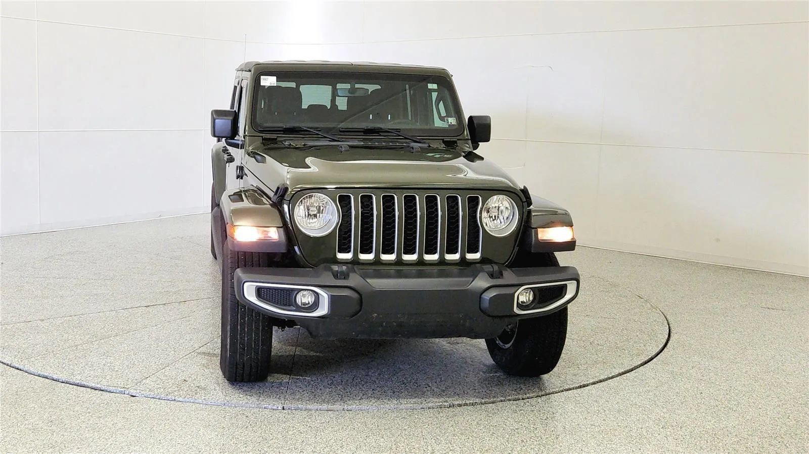 Used 2023 Jeep Gladiator Overland w/ Cold Weather Group AWD/4WD image 2