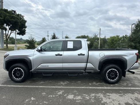 Used 2025 Toyota Tacoma TRD Off-Road AWD/4WD image 2