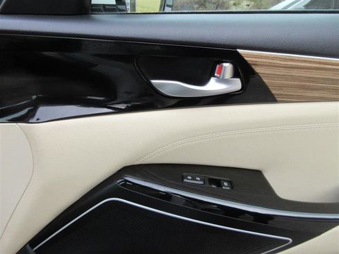 Used 2019 Kia Cadenza Premium image 27