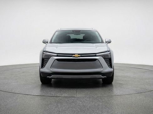 Used 2025 Chevrolet Blazer LT image 2