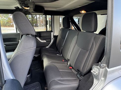 Used 2016 Jeep Wrangler Unlimited Sahara image 22