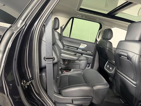 Used 2025 Ford Expedition Platinum AWD/4WD image 30
