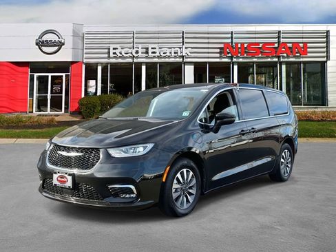 Used 2023 Chrysler Pacifica Touring-L FWD image 2