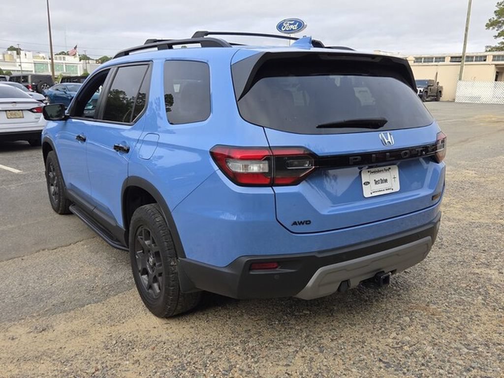 Used 2025 Honda Pilot TrailSport image 12