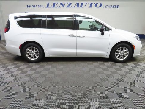 Used 2024 Chrysler Pacifica Touring-L FWD image 2