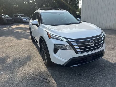 Used 2025 Nissan Rogue Platinum w/ Platinum Premium Package FWD image 3