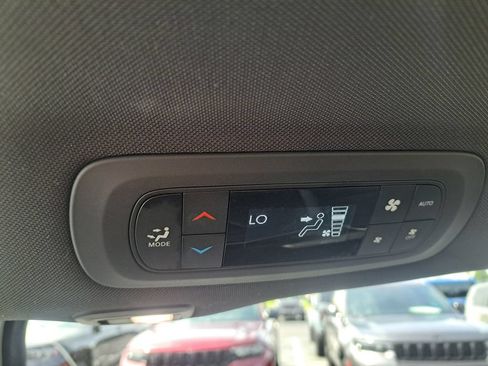 Used 2026 Chrysler Pacifica Limited FWD image 31