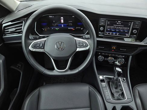 Used 2024 Volkswagen Jetta SE FWD image 13