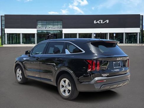 Certified 2023 Kia Sorento LX FWD image 3