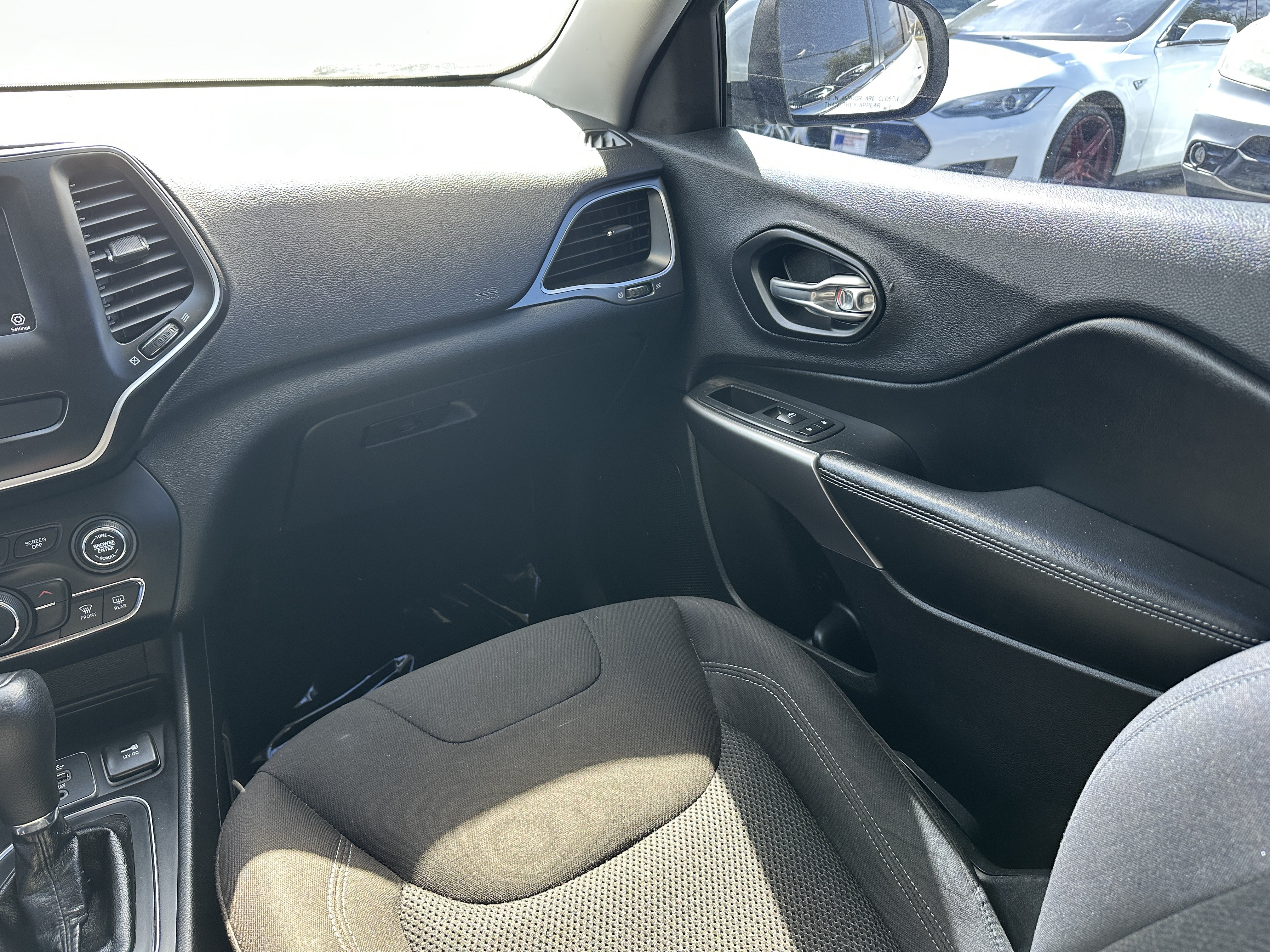 Used 2019 Jeep Cherokee Latitude w/ Popular Appearance Group FWD image 19