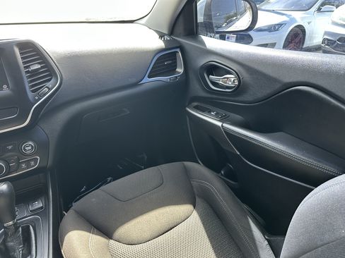Used 2019 Jeep Cherokee Latitude w/ Popular Appearance Group FWD image 19
