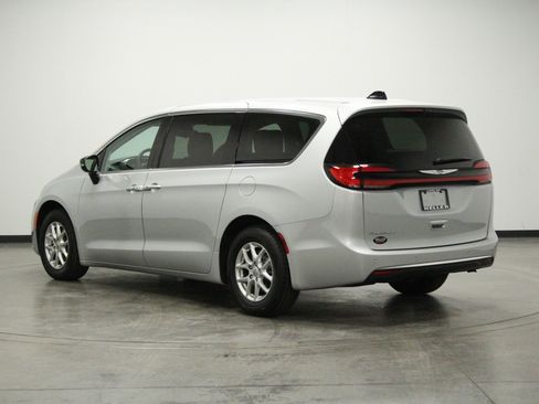 Used 2024 Chrysler Pacifica Touring-L FWD image 6